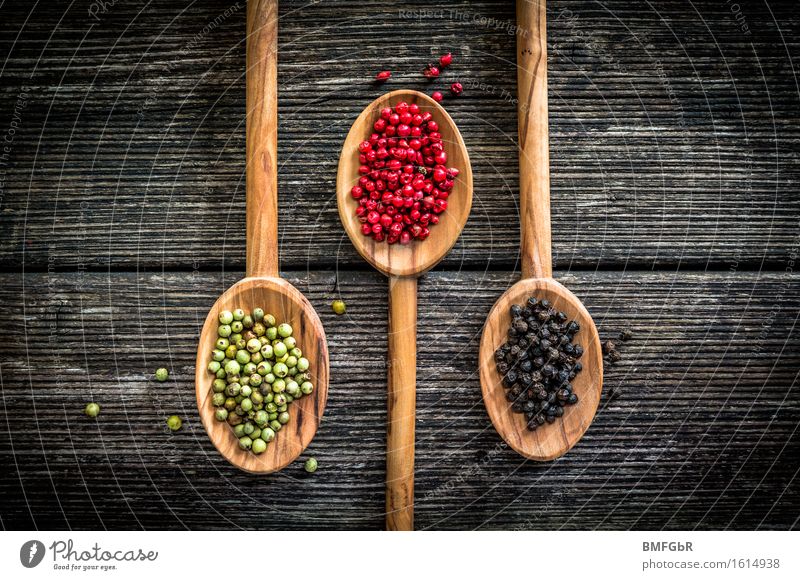 Pfeffriges Farbentrio Lebensmittel Kräuter & Gewürze Pfeffer Pfefferkörner Ernährung grün rot schwarz Holz Holzbrett rustikal Scharfer Geschmack Würzig Korn