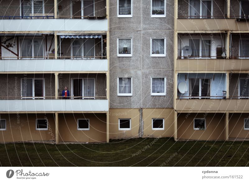 Sehnsucht Haus Häusliches Leben Mieter Plattenbau DDR Vergangenheit Osten Mann Zukunft Perspektive Balkon Hoffnung Gefühle