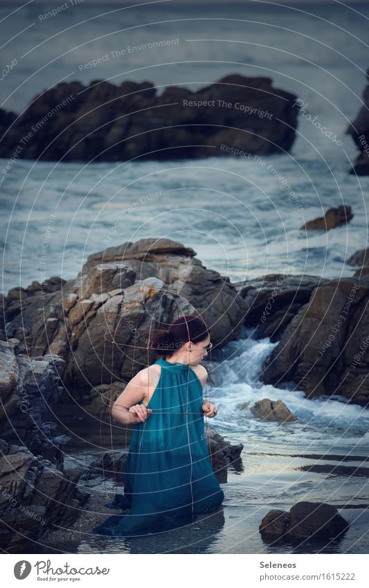 Flut Sommer Strand Meer Wellen Mensch feminin Frau Erwachsene 1 Umwelt Natur Wasser Küste Kleid Flüssigkeit nass gefährlich Stress Käfig gefangen Farbfoto