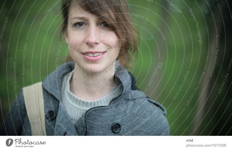 Portrait Stil Freizeit & Hobby Mensch feminin Junge Frau Jugendliche 1 18-30 Jahre Erwachsene Umwelt Natur Pflanze Frühling Schönes Wetter Wald Mode Jacke