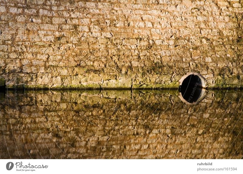 Spiegelung Mauer Reflexion & Spiegelung Wasser Symmetrie Wasserstand Wasserspiegelung Wasseroberfläche Wasserschloss Spiegelbild braun grau dunkel Abwasser