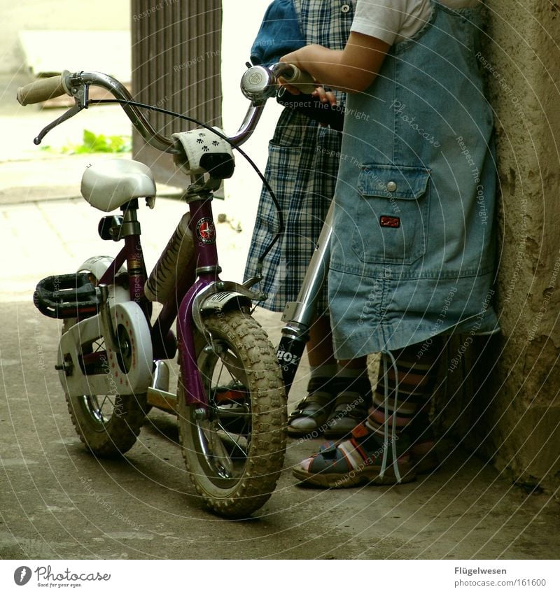 Mini-Fahrradgang Spielen Kind Mädchen Klingel Kleid Fahrradklingel Dreirad Tretroller Stützrad Freundschaft Kindergarten Kinderspiel Kinderfuß Kindergeburtstag