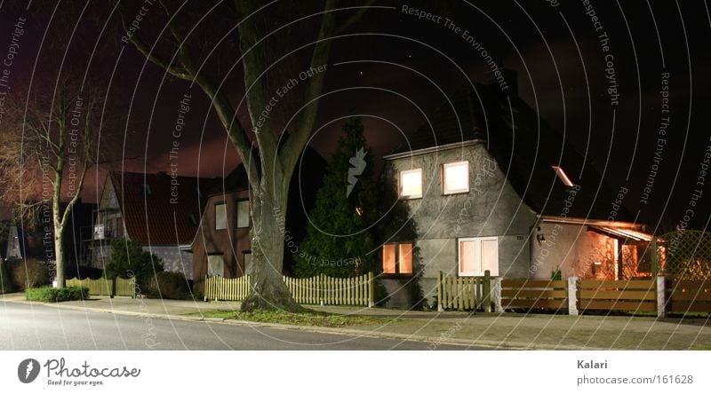 Allein in der Nacht Stern Haus dunkel Einsamkeit unheimlich Langzeitbelichtung Straße Außenaufnahme Menschenleer Baum kahl Wolken Winter