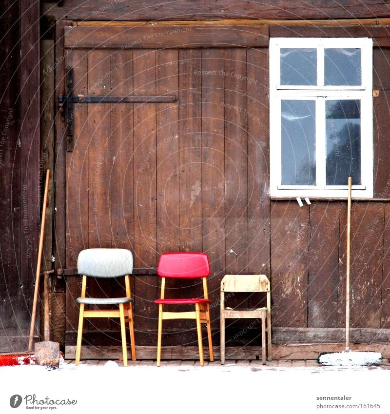 stuhlhof Fenster Hof Stuhl Besen Scheune Tor Holz Sitzgelegenheit ruhig Pause Platz Dinge Haushalt