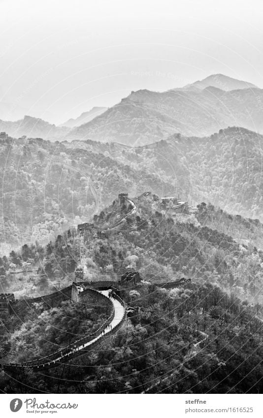 Around the World in China: Mutianyu Berge u. Gebirge Gipfel alt Chinesische Mauer Wahrzeichen Smog Schwarzweißfoto Außenaufnahme Textfreiraum oben