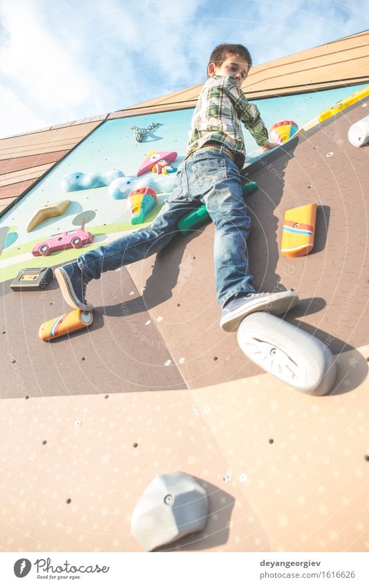 Kinder klettern eine Kletterwand Freude Freizeit & Hobby Spielen Abenteuer Berge u. Gebirge Sport Klettern Bergsteigen Seil Mädchen Junge Felsen Spielplatz