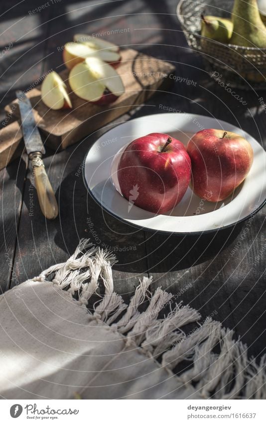 Geschnittene Äpfel auf einem Teller Frucht Apfel Ernährung Essen Diät Garten Tisch Natur Blume Blüte Holz frisch saftig grün rot Lebensmittel Birne Gesundheit