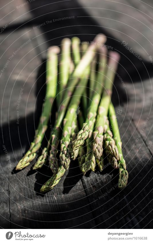 Spargel auf Weinlesetabelle Gemüse Ernährung Vegetarische Ernährung Diät Tisch Küche Holz dunkel frisch lecker grün organisch roh Zutaten Mahlzeit rustikal