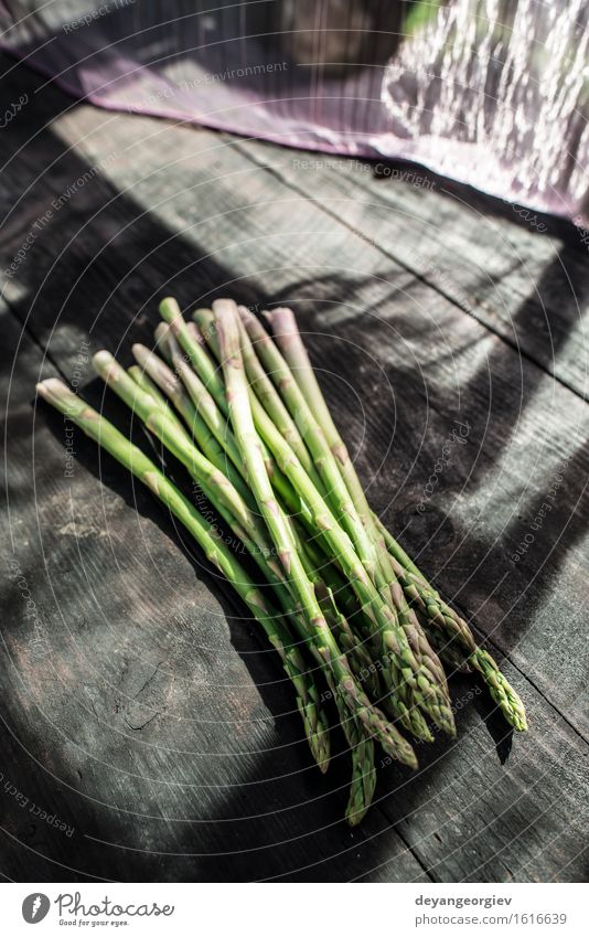 Spargel auf Weinlesetabelle Gemüse Ernährung Vegetarische Ernährung Diät Tisch Holz dunkel frisch lecker grün organisch roh Zutaten Mahlzeit rustikal