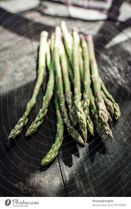 Spargel auf Weinlesetabelle Gemüse Ernährung Vegetarische Ernährung Diät Tisch Küche Holz dunkel frisch lecker grün organisch roh Zutaten Mahlzeit rustikal