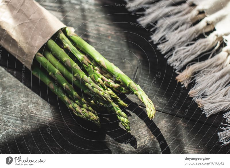 Spargel auf Weinlesetabelle Gemüse Ernährung Vegetarische Ernährung Diät Tisch Küche Holz dunkel frisch lecker grün organisch roh Zutaten Mahlzeit rustikal