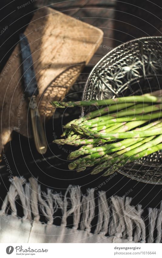 Spargel auf Weinlesetabelle Gemüse Ernährung Vegetarische Ernährung Diät Tisch Küche Holz dunkel frisch lecker grün organisch roh Zutaten Mahlzeit rustikal