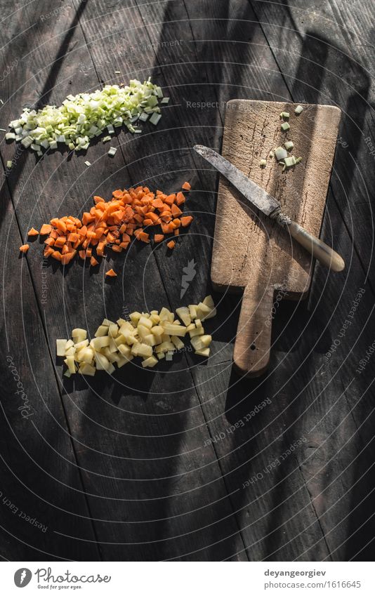 Gewürfeltes Gemüse. Karotte, Kartoffel Ernährung Vegetarische Ernährung frisch gelb grün weiß gewürfelt gehackt Paprika Lebensmittel aufgeschnitten