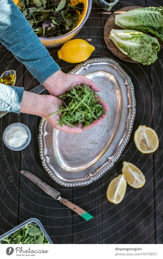 Salat des natürlichen Lichtes des Arugula vorbereiten Gemüse Ernährung Abendessen Vegetarische Ernährung Diät Teller Natur Blatt Holz frisch lecker grün