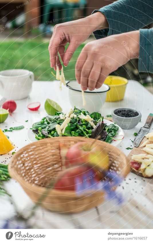 Hinzufügen von gehacktem Apfel. Salat von Baby Spinat, Brunnenkresse Gemüse Frucht Kräuter & Gewürze Ernährung Vegetarische Ernährung Diät Schalen & Schüsseln