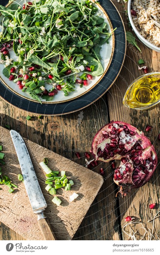 Grüner Salat mit Granatapfel, Manna Croup, Zwiebel Käse Gemüse Ernährung Essen Mittagessen Abendessen Vegetarische Ernährung Diät Teller Schalen & Schüsseln