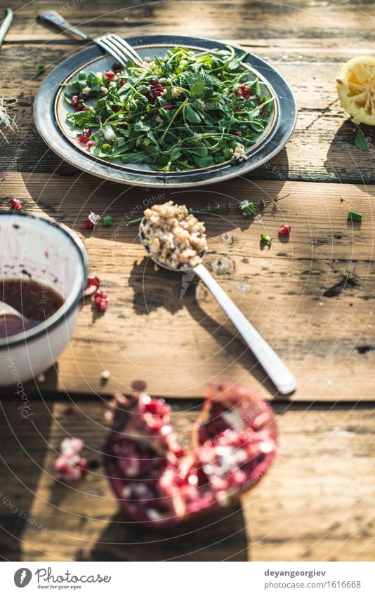 Grüner Salat mit Granatapfel, Manna Croup, Zwiebel. Käse Gemüse Ernährung Essen Mittagessen Abendessen Vegetarische Ernährung Diät Teller Schalen & Schüsseln