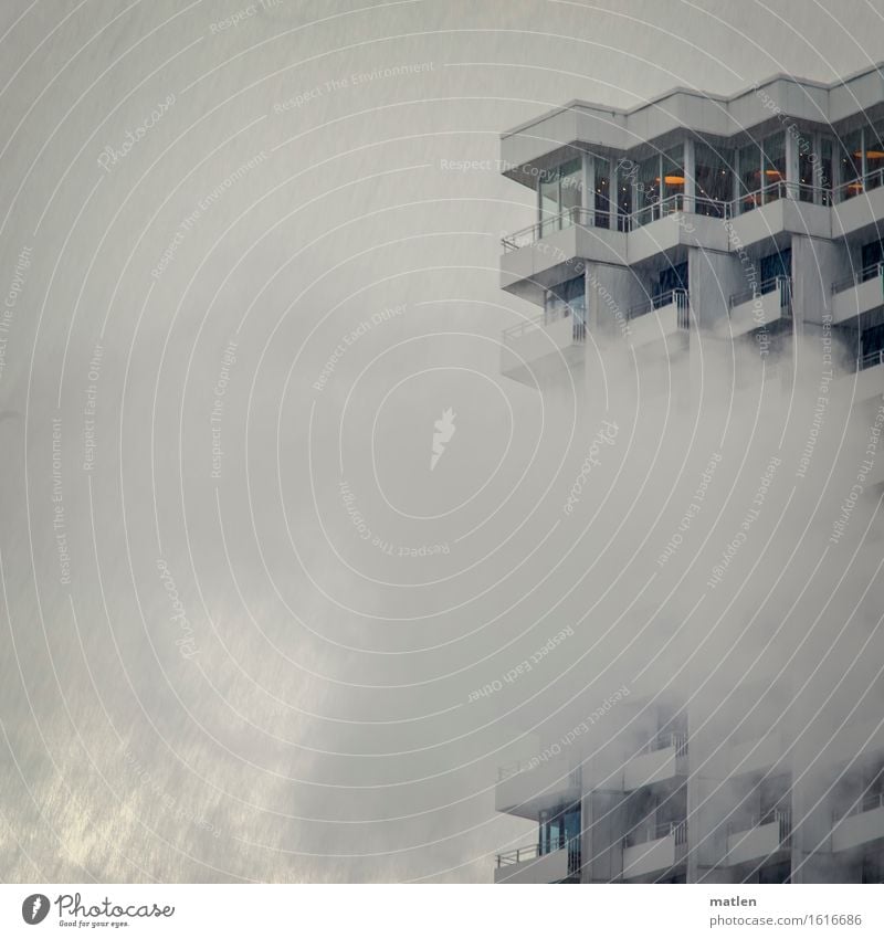 Aprilwetter Himmel Wolken Frühling Wetter schlechtes Wetter Nebel Stadt Menschenleer Hochhaus Architektur Mauer Wand Balkon Fenster Wahrzeichen blau grau orange