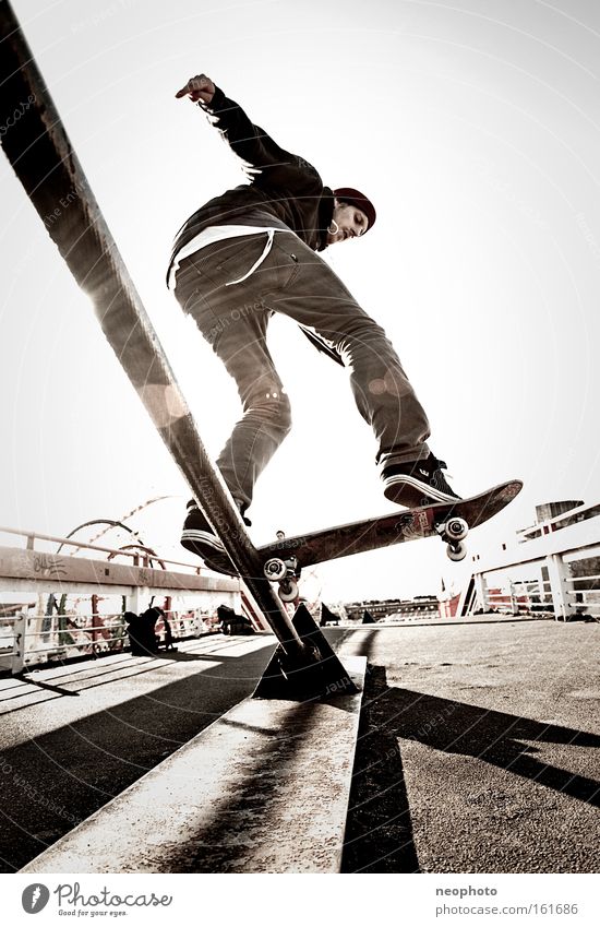 FS Bluntslide Skateboarding Feierabend Rolle rollen Holzbrett Drahtseil Außenaufnahme Dom Brücke gefährlich Weitwinkel Freude Unbekümmertheit Sonnenuntergang