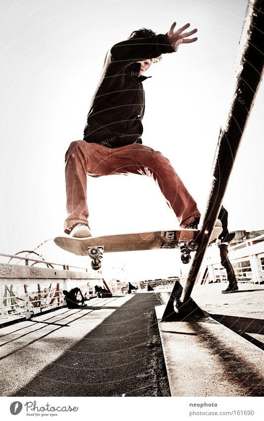 FS Tailslide Skateboarding Feierabend Rolle rollen Holzbrett Drahtseil Außenaufnahme Dom Brücke gefährlich Weitwinkel Freude Rotes Tuch rot Sonnenuntergang