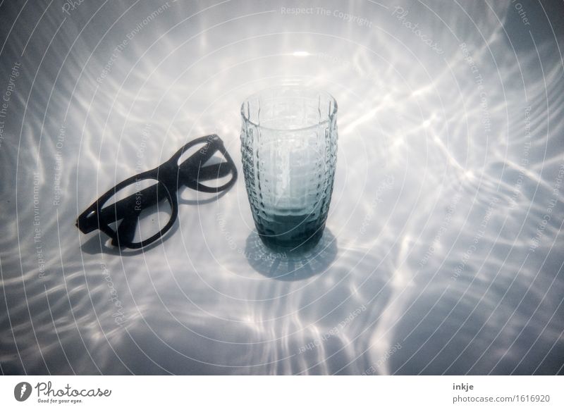 Ein Glas Wasser aus Tlön Ernährung Getränk Trinkwasser Brille außergewöhnlich skurril Surrealismus Wasserspiegelung Stillleben Farbfoto Gedeckte Farben