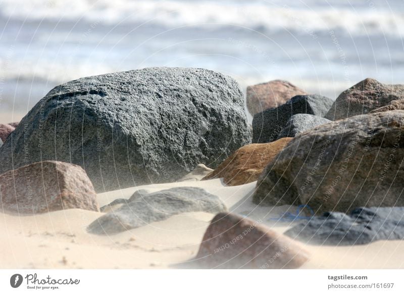 MOND AUF ERDEN Mond Sand Staub Sandsturm Sturm Mars Stein Strand Küste Sandkorn Brandung Erde Wind Sommer Vergänglichkeit Mineralien