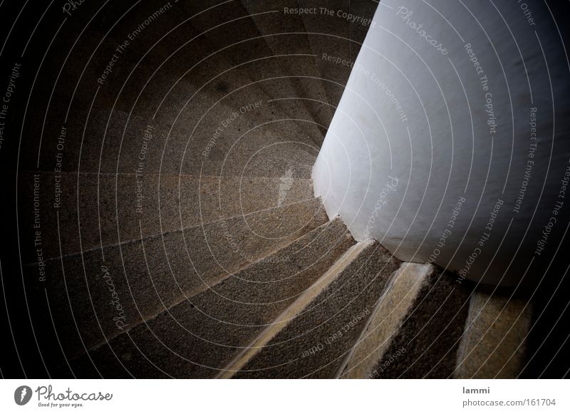 Wendeltreppe Treppe Schnecke rund aufwärts abwärts hoch schwindelig Säule aufsteigen Abstieg transpirieren Schatten Detailaufnahme Turm