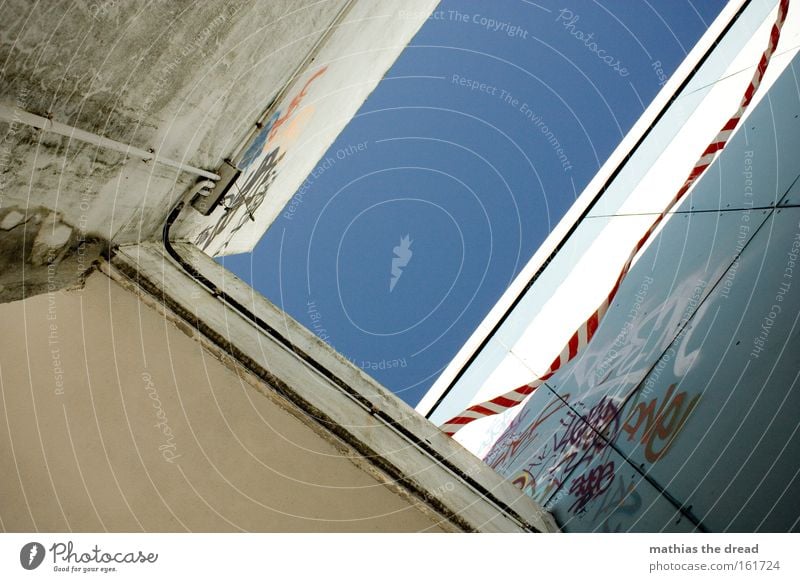 GEFAHRENZONE Himmel blau hell Haus Schlucht Froschperspektive Wand Gebäude Architektur Beton Stadt Barriere flattern unzuverlässig Wind Menschenleer verfallen