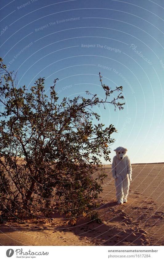 Eisbär in der Wüste Kunst ästhetisch Kostüm verkleidet laufen Sträucher Himmel Sand gehen Einsamkeit Fell Horizont fantastisch Farbfoto mehrfarbig Außenaufnahme