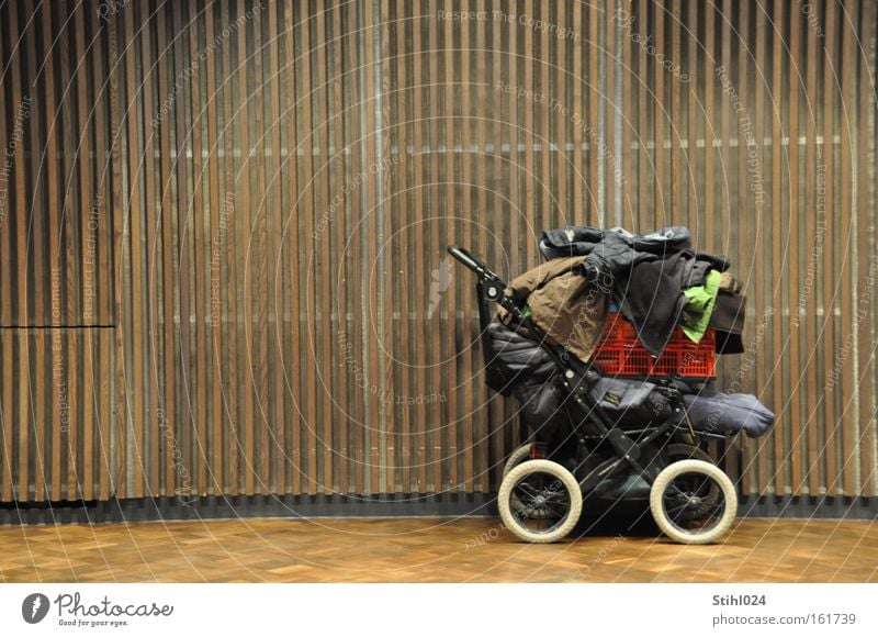 Zweckentfremdet Kinderwagen Gepäck überladen Gewicht Parkett Wandtäfelung Saal Tasche fahren tragen schwer Pause parken Jacke Korb Rad