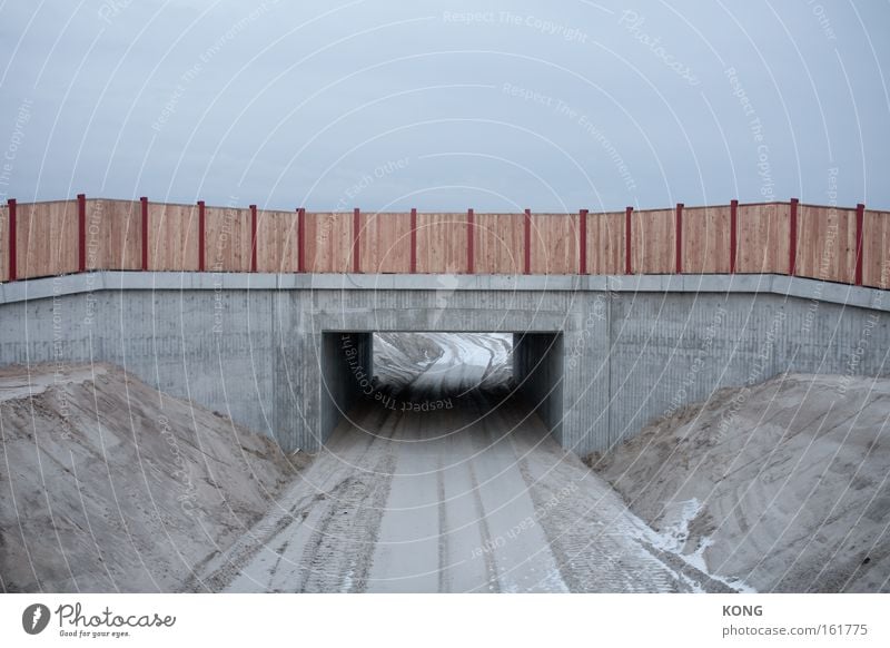 unter dem horizont gehts weiter Baustelle Brücke grau trüb Beton kalt Grenze Durchgang Durchbruch Loch trist Farblosigkeit Ödland unvollendet Langeweile Erde