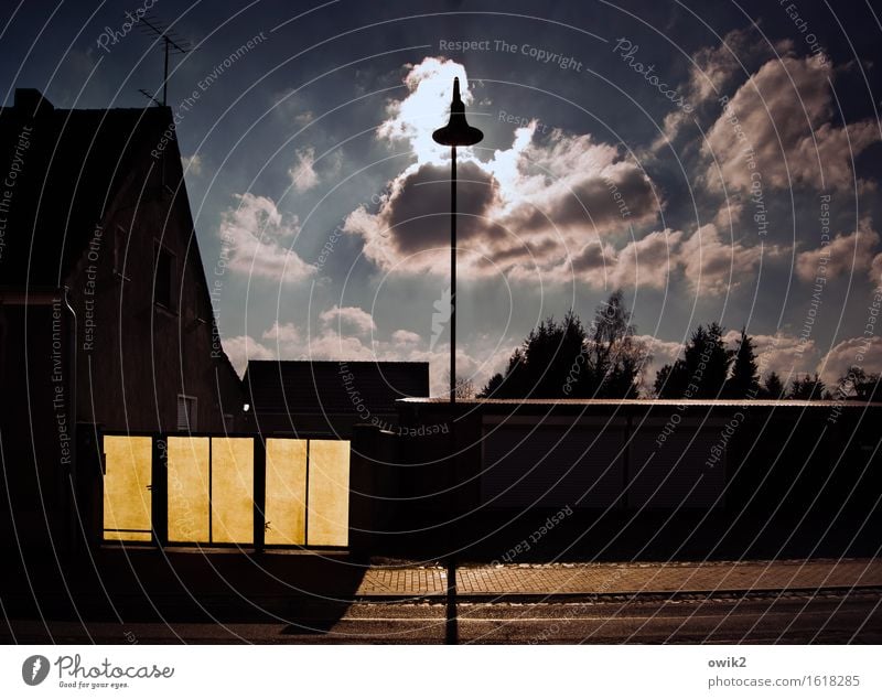 Dörfliches Stilleben Himmel Wolken Baum Brandenburg Deutschland Dorf Haus Mauer Wand Fassade Eingangstor Straße Bürgersteig Laternenpfahl Straßenbeleuchtung