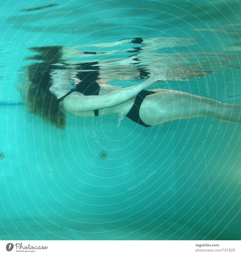 STUMMER ZEUGE ertrinken Wasser Leiche Tod Frau Bikini Im Wasser treiben Zeuge Angst Panik gefährlich Alibi Schwimmbad Schwimmen & Baden