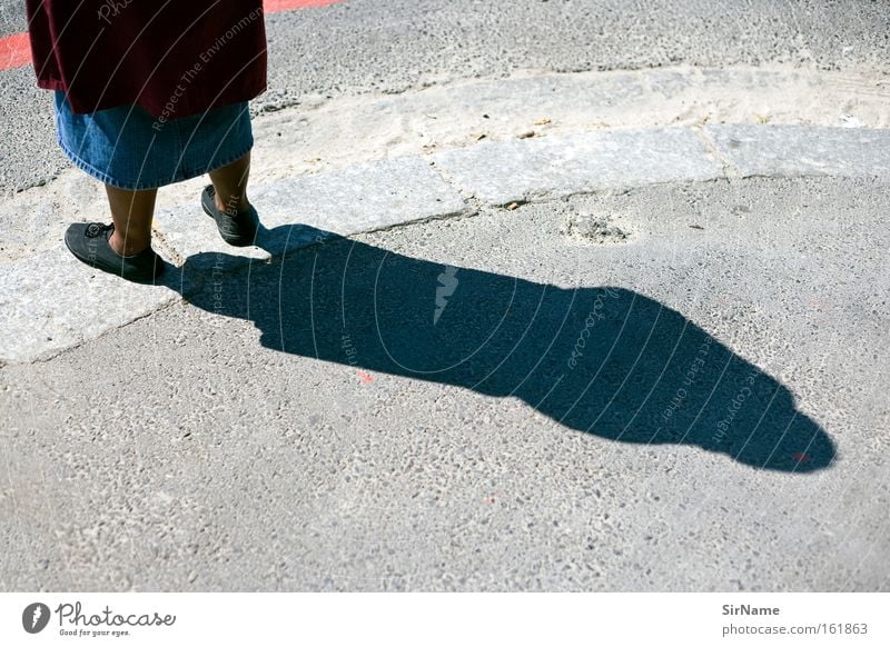 76 [schattenseite] Arbeitslosigkeit Frau Erwachsene Senior Arme Straße alt Armut Stolz Moral Afrika Bürgersteig Bettler Street Photography social documentary