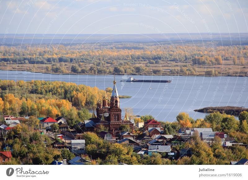 Panorama zum ruhigen Fluss Haus Landschaft Horizont Herbst Wald Kleinstadt Kirche Gebäude Wasserfahrzeug Ferien & Urlaub & Reisen Tempel Lastkahn fallen