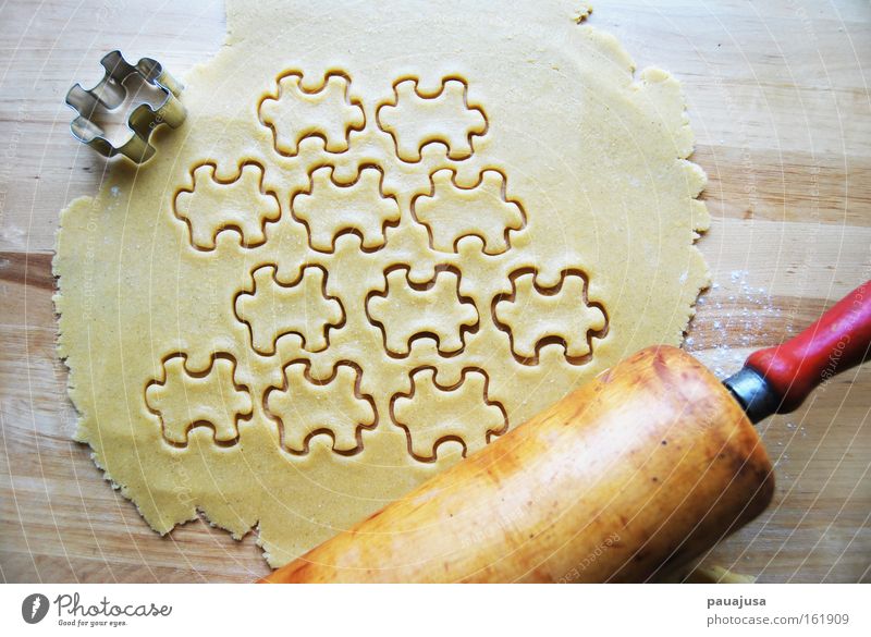 Stecher Farbfoto Innenaufnahme Nahaufnahme Detailaufnahme Teigwaren Backwaren Ernährung genießen Duft lecker süß weich braun gelb rot Plätzchen Nudelholz Puzzle