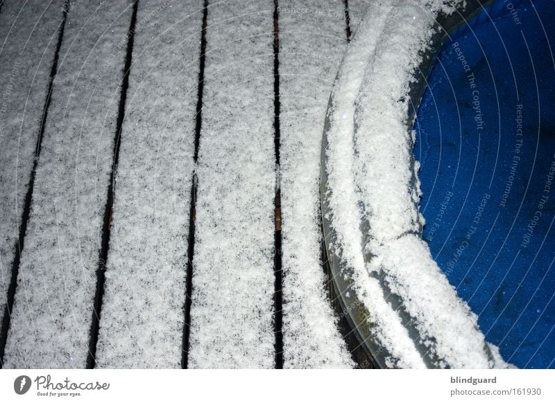 Der Sommer der ein Winter war Planschbecken Schnee Eis Holz Schiffsplanken Spielen kalt blau weiß Wasser Kunststoff Freude abhärten Frost