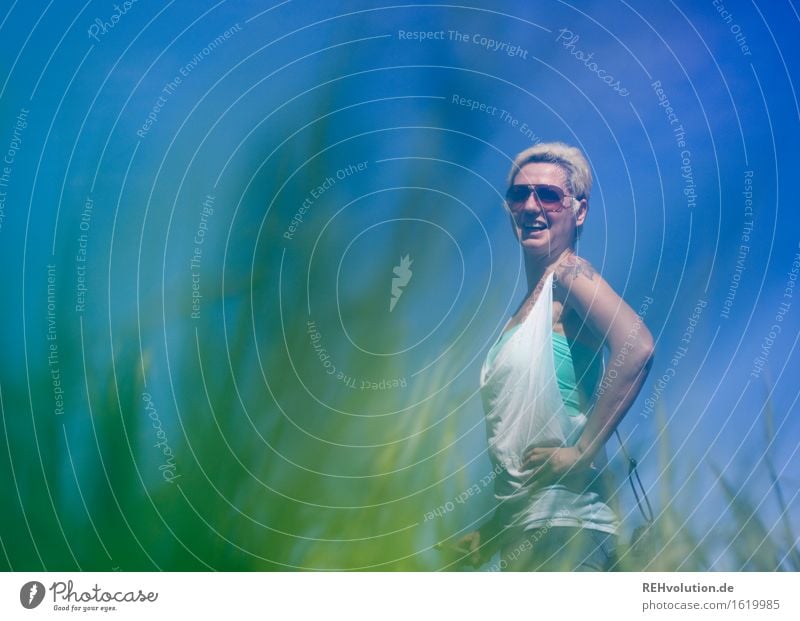 Sommerlaune Mensch feminin Junge Frau Jugendliche Erwachsene 1 30-45 Jahre Umwelt Natur Himmel Wolkenloser Himmel Sonne Pflanze Grünpflanze Park Wiese