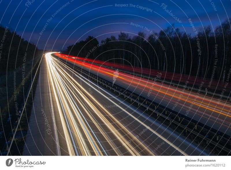 Die A 10, der Berliner Ring bei Nacht Verkehrswege Straßenverkehr Autobahn fahren Ferien & Urlaub & Reisen Tourismus Ferne "Lichtzieher Scheinwerfer rot weiß