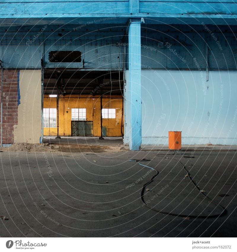 Rein gar Nichts auf Lager Kabel Architektur Wand Fenster Stein Beton liegen blau Stimmung Ordnungsliebe Pause stagnierend Lagerhalle Halle Säule Anordnung leer