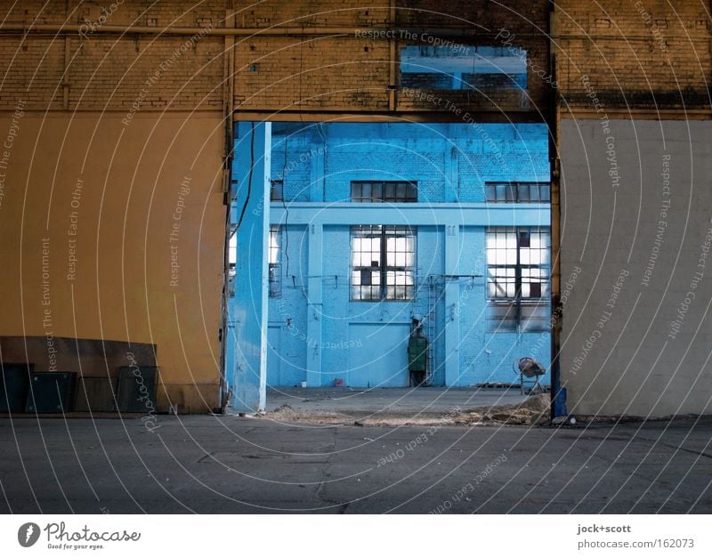 Rein gar Nichts auf Lager (andere Seite) Raum Architektur Lagerhalle Wand Fenster blau gelb Stimmung Ordnung stagnierend Halle Säule Anordnung leer Rest Öffnung