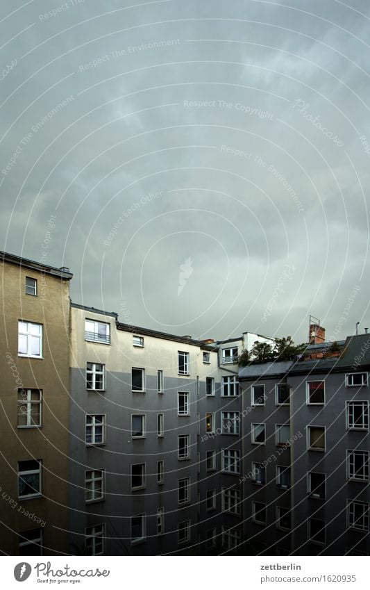 Tiefdruck über Schöneberg Altbau Fenster Fensterfront Haus Herbst Himmel hinten Rückansicht Hinterhof Innenhof Menschenleer Regen Tiefdruckgebiet Schatten