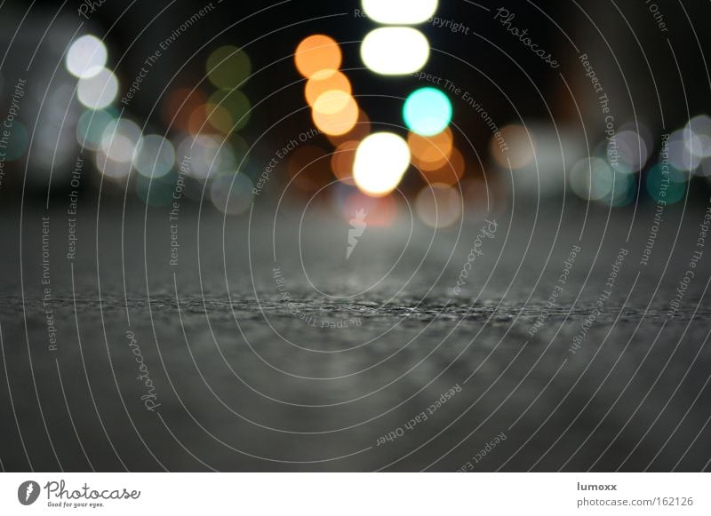 Weitsicht Verkehr Verkehrswege Straßenverkehr Straßenkreuzung liegen dunkel Stadt grau grün Surrealismus Asphalt glühen Straßenbeleuchtung parken Ampel Farbfoto