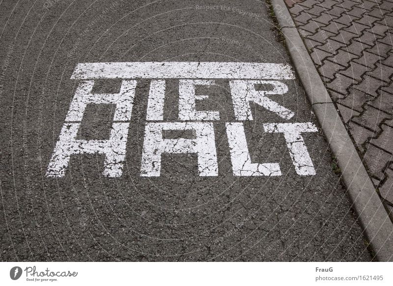 Ansage... Verkehrswege Straße Schriftzeichen Verkehrszeichen gefährlich Entschlossenheit Bordsteinkante Pflastersteine Verbote Farbstoff Asphalt Hinweis