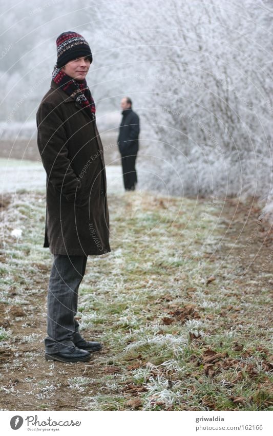 frostige Aussichten kalt Winter Bruder Freundschaft Eisblumen Raureif gefroren Schnee Mensch stehen Mantel Baseballmütze Schal Frost Wiese Mann Kappe