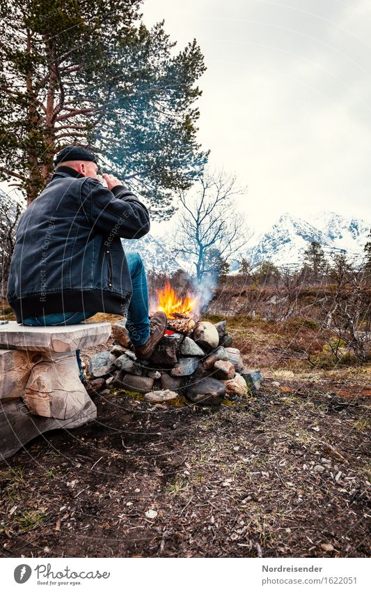 Allein unterwegs trinken Erholung ruhig Freizeit & Hobby Jagd Abenteuer Ferne Freiheit Camping Berge u. Gebirge wandern Ruhestand Feierabend Mensch maskulin