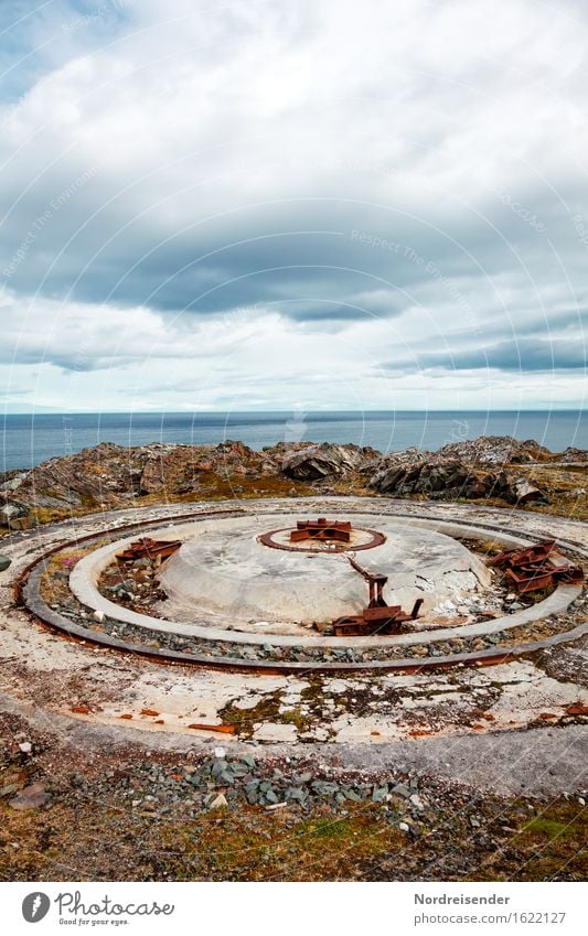 Atlantikwall Tourismus Meer Maschine Technik & Technologie Landschaft Himmel Wolken Felsen Küste Ruine Bauwerk Architektur Stein Beton Stahl Rost Aggression