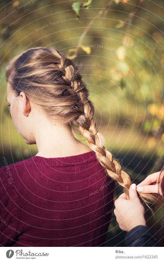 Zeit für dich. schön Körperpflege Haare & Frisuren Mensch feminin Mädchen Junge Frau Jugendliche Freundschaft Kindheit 2 Natur Herbst blond langhaarig Zopf