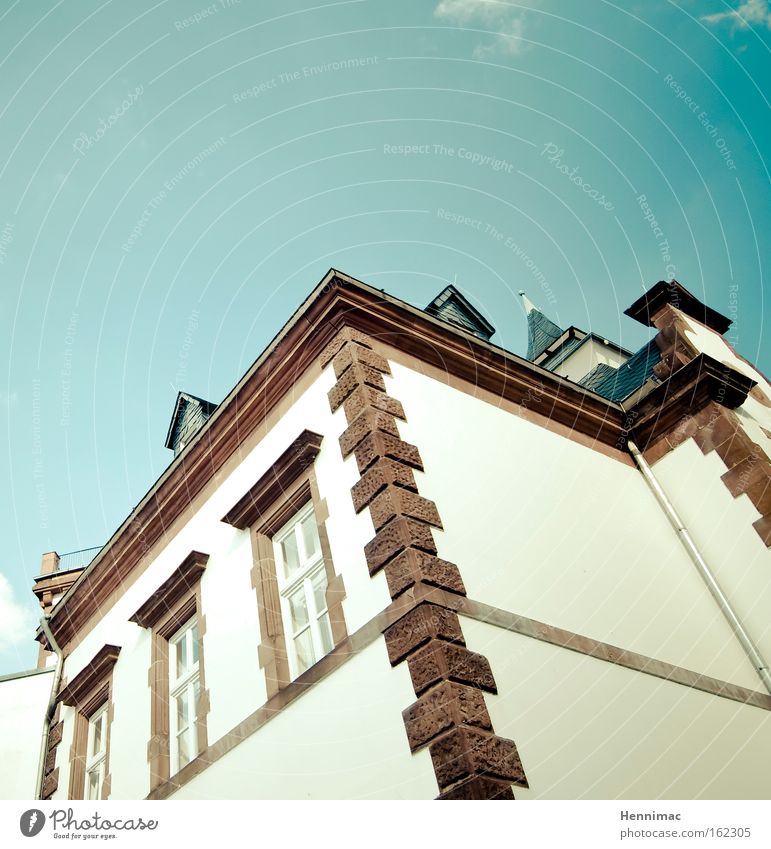 Das schiefe Haus. Himmel blau braun historisch Fenster Architektur Wand Gebäude Stuck Altstadt Weitwinkel hoch Fassade Dach steil oben Sommer Putz Villa