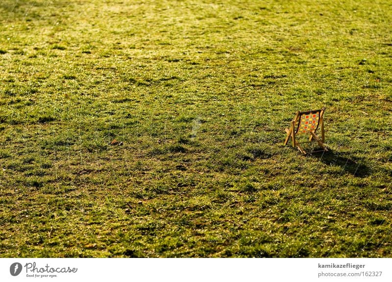 relax mal wieder Park Wiese Erholung Liegestuhl Sonnenbad Gegenlicht Schatten Spielzeug Frühling Sommer Freude Möbel Garten puppenmöbel